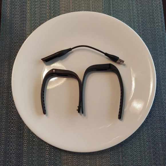 Fitbit bands bundle LG & SM with charger GUC - Picture 2 of 10